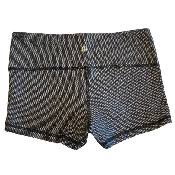 Lululemon Boogie Short Diamond Dot Black & White
Size 4 - Picture 4 of 12